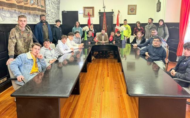 El alcalde de Orduña, Iker Santocildes, ha recibido al alumnado italiano en el salón de plenos