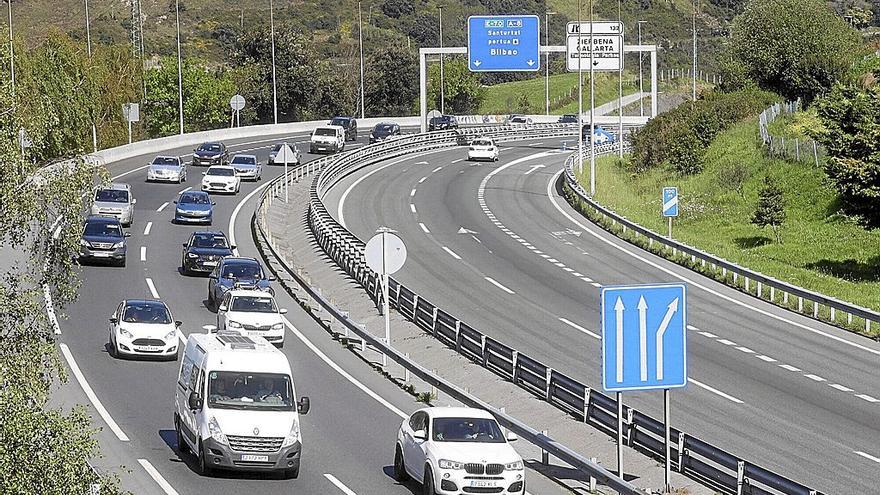 Vehículos circulan por la A-8, una de las vías con más tránsito de todo el Estado