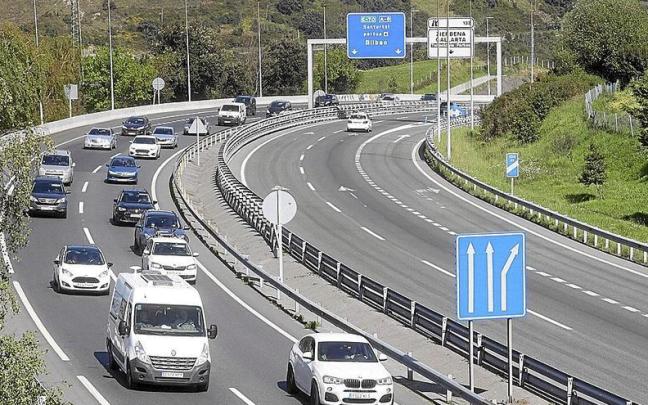 Vehículos circulan por la A-8, una de las vías con más tránsito de todo el Estado