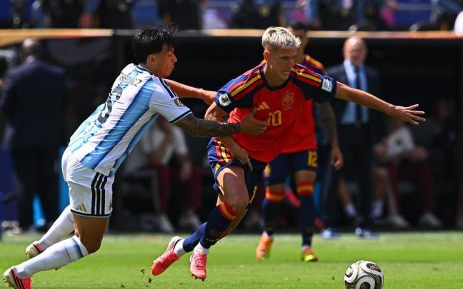 Dani Olmo, en una jugada ante Argentina en la final del Mundial 2026