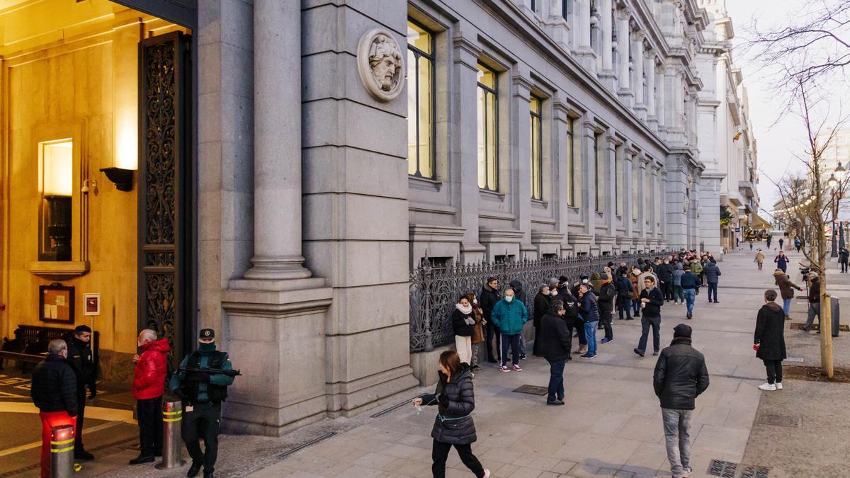 Colas de ciudadanos ante la sede del Banco de España en Madrid para comprar Letras del Tesoro y otro títulos de deuda pública.