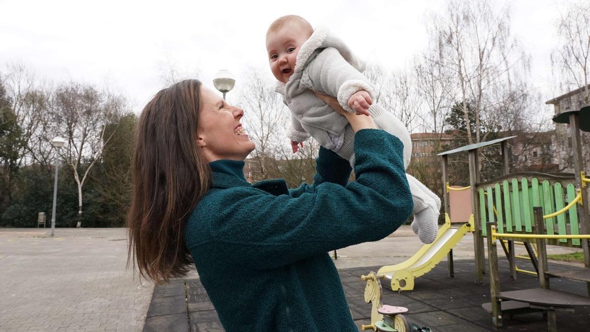 Any Puyal juega con su hija pequeña, Ana, que nació el pasado 5 de noviembre y por la que recibirá 200 euros al mes hasta que cumple tres años.