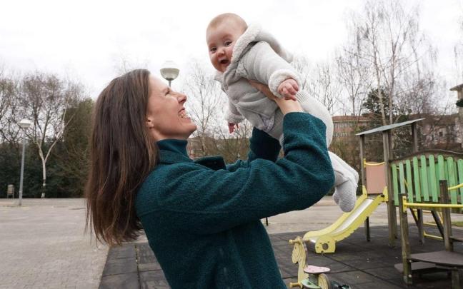 Any Puyal juega con su hija pequeña, Ana, que nació el pasado 5 de noviembre y por la que recibirá 200 euros al mes hasta que cumple tres años. Any Puyal juega con su hija pequeña, Ana, que nació el pasado 5 de noviembre y por la que recibirá 200 euros al mes hasta que cumple tres años.