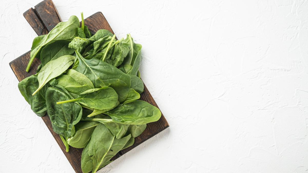 Las verduras de hoja verde como espinadas, mejor consumirlas crudas o poco cocinadas.