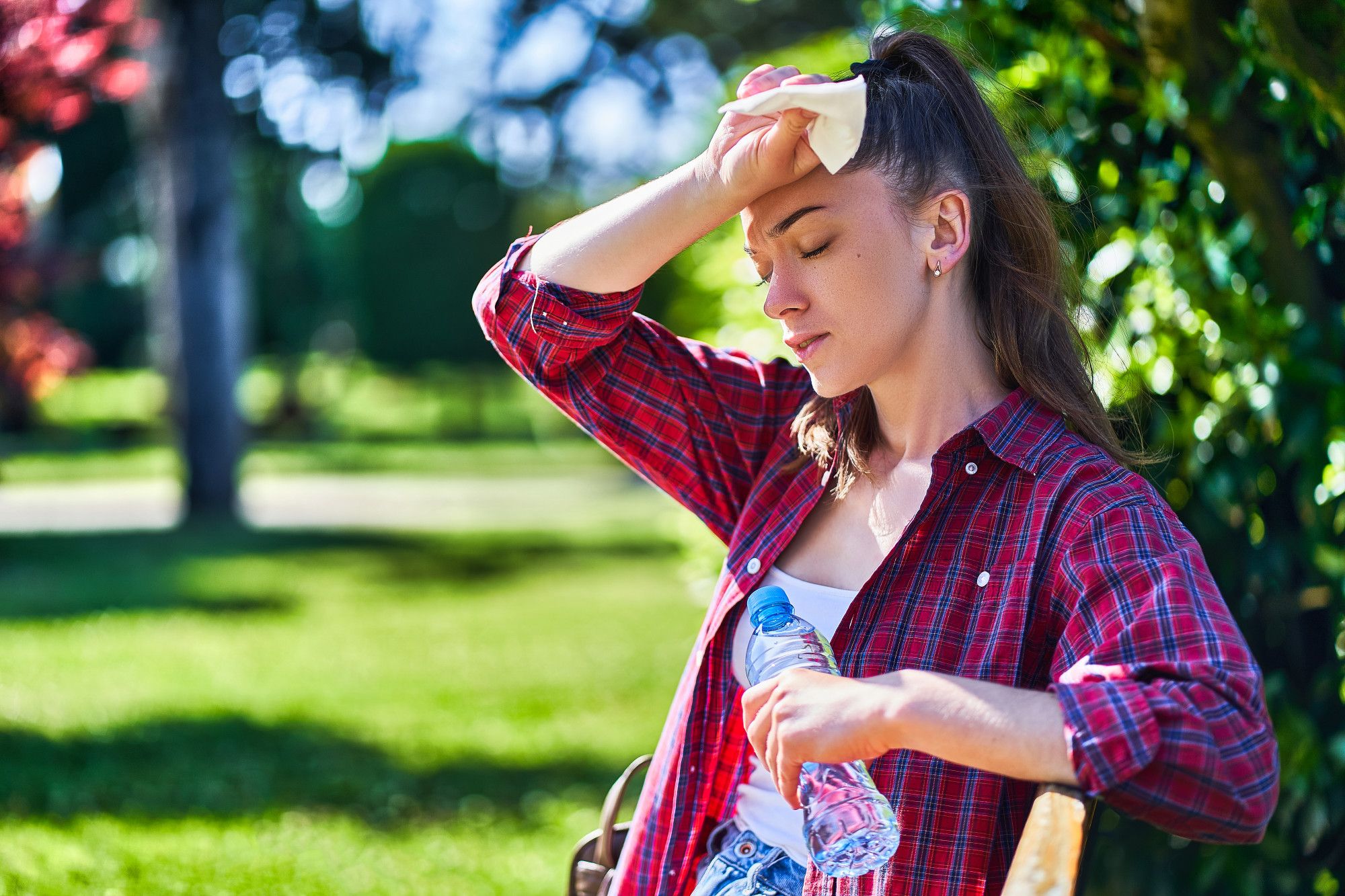 Una mujer mareada a causa del calor.