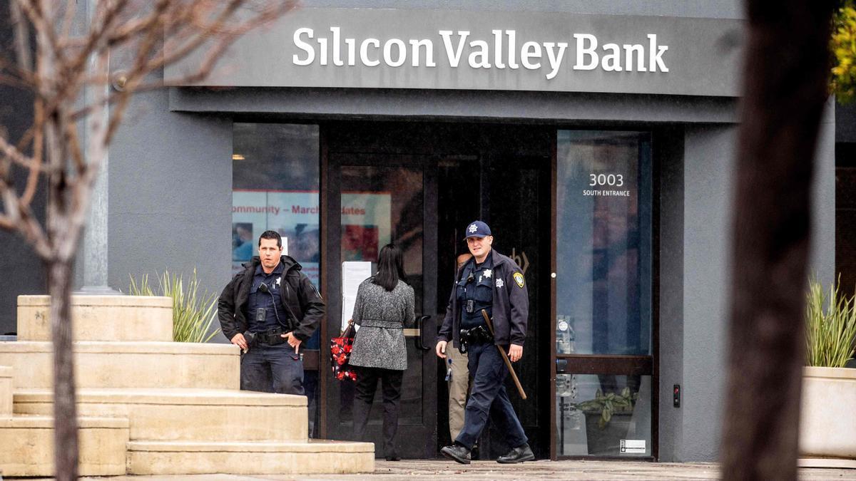 Policías custodian la sede del Silicon Valley Bank en Santa Clara (California, EEUU).