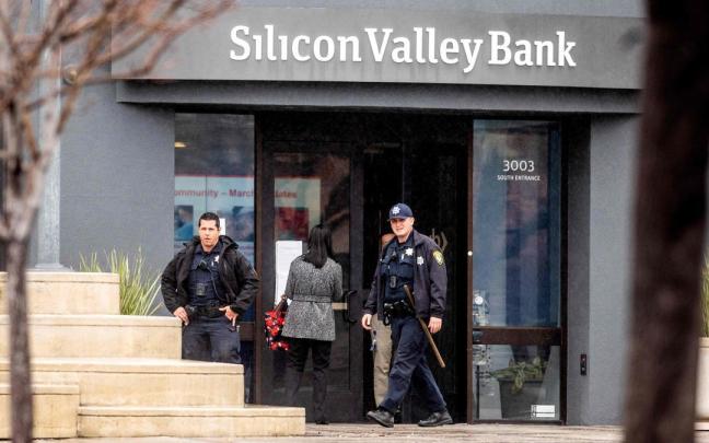 Policías custodian la sede del Silicon Valley Bank en Santa Clara (California, EEUU). Policías custodian la sede del Silicon Valley Bank en Santa Clara (California, EEUU).