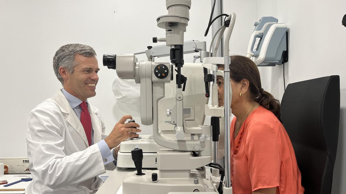 Javier Hurtado Ceña, especialista en Oftalmología del Instituto Nacional de la Visión de Madrid, examina la vista de una paciente.
