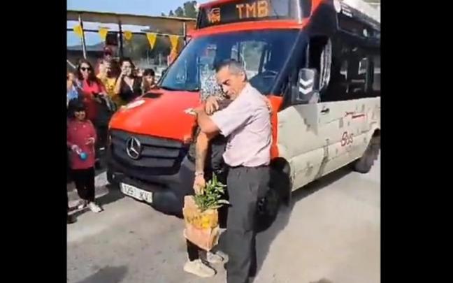 El conductor, abrazaba a una vecina frente a su autobús.