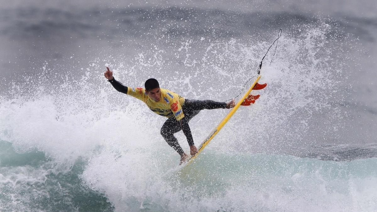 Un surfista montando una ola en la playa de Mundaka.