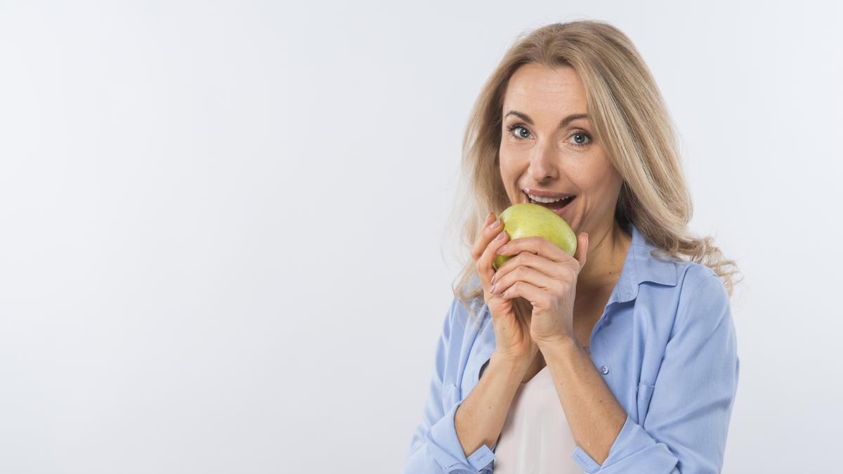 La fibra de la manzana actúa como un regulador natural del sistema digestivo, favoreciendo la movilidad intestinal y el equilibrio de la microbiota.