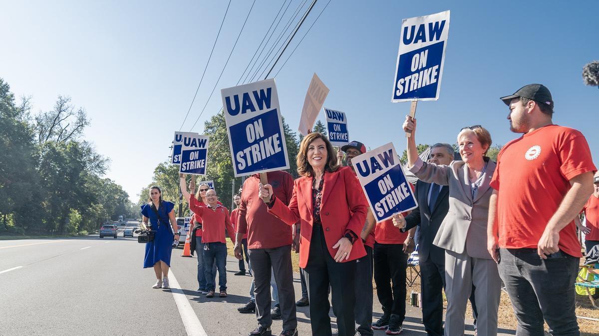 La gobernadora de Nueva York, Kathy Hochul, se une a un piquete de UAW el Tappan.