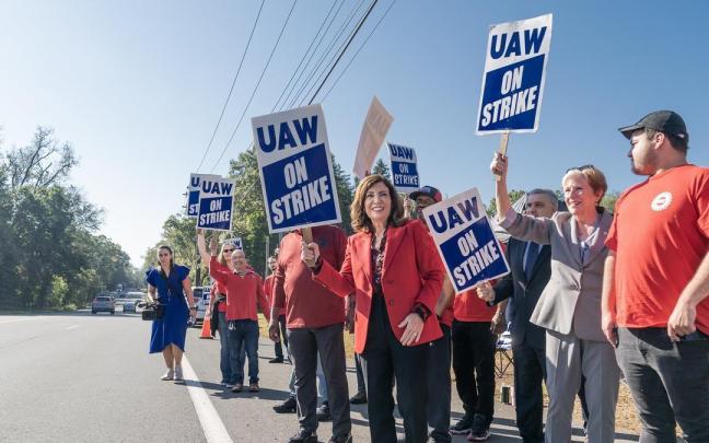 La gobernadora de Nueva York, Kathy Hochul, se une a un piquete de UAW el Tappan.