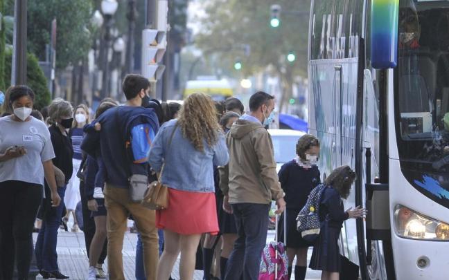 Unos 10.000 estudiantes de la red pública vasca acuden a diario a clase en autobús escolar. Unos 10.000 estudiantes de la red pública vasca acuden a diario a clase en autobús escolar.