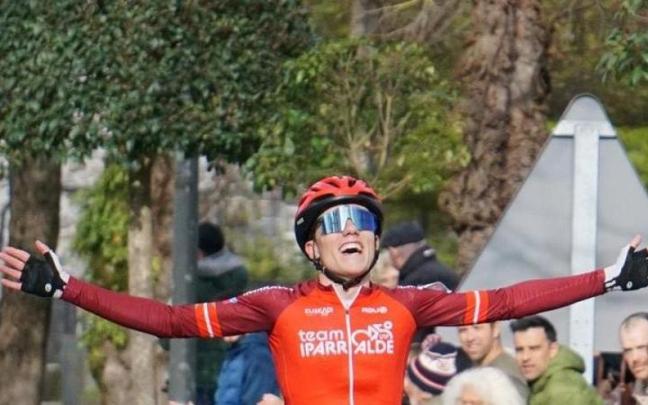 Bastian Laffitte celebra una victoria.