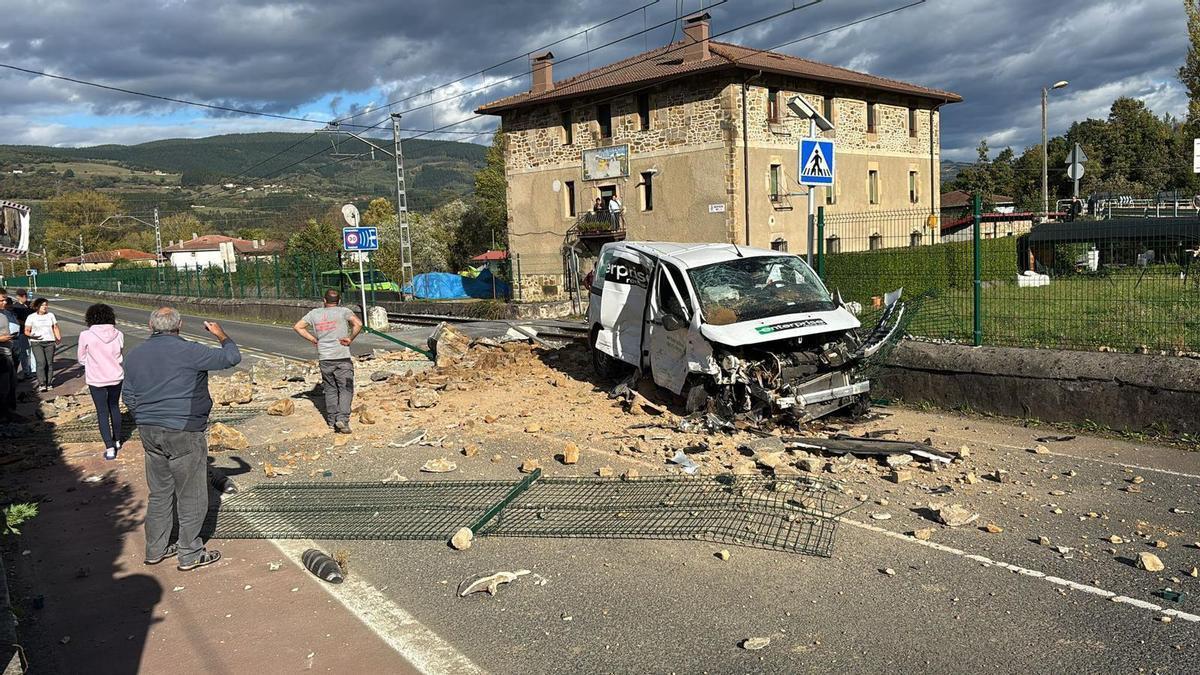Imagen de la furgoneta siniestrada hoy en Zalla. / DEIA
