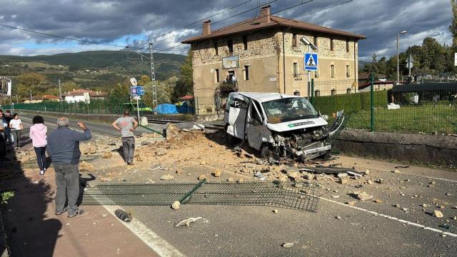 Imagen de la furgoneta siniestrada hoy en Zalla. / DEIA