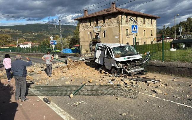 Imagen de la furgoneta siniestrada hoy en Zalla. / DEIA