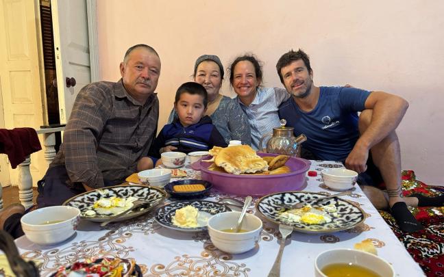 16 agosto. Kuyukkupyr, Uzbekistán. Duermen en casa de una familia.