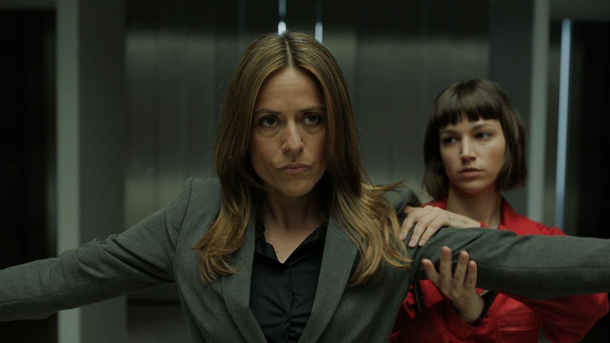 Itziar Ituño interpretando a Raquel Murillo en 'La Casa de Papel' junto a Úrsula Corberó (Tokio)