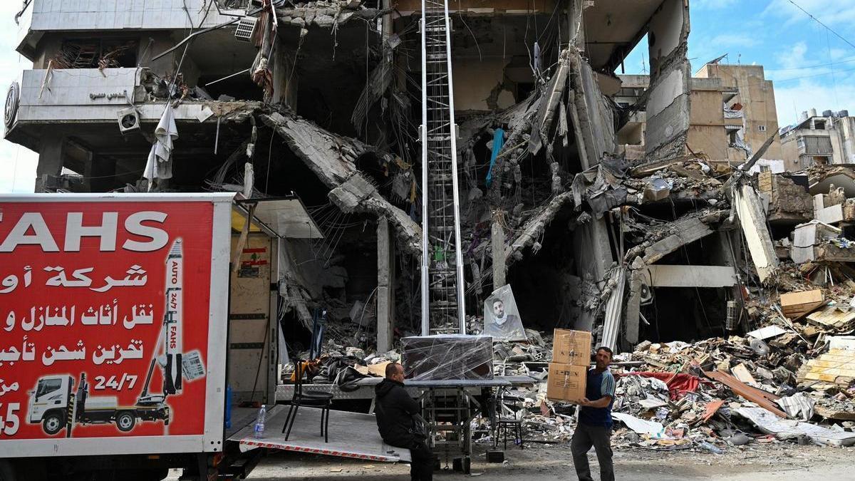 Los libaneses inspeccionan los restos de un edificio destruido en Dahieh.