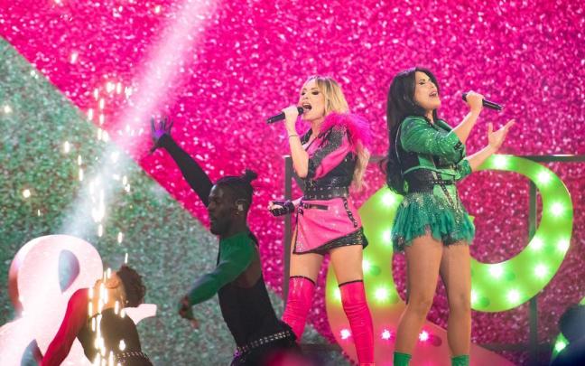 Las cantantes Sonia y Selena actúan durante la primera semifinal del Benidorm Fest 2025.