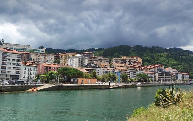 Vista del casco urbano, con la ría de Deba dominando el paisaje.