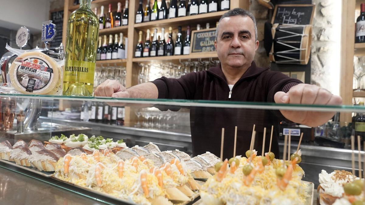 Mohamed Arab, dueño del Itxaropena, lleva más de 30 años en Donostia.