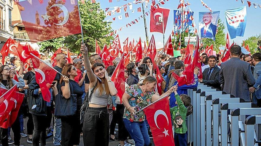 Seguidores del líder opositor turco Kemal Kiliçdaroglu, en un acto de campaña. | FOTO: E.P.