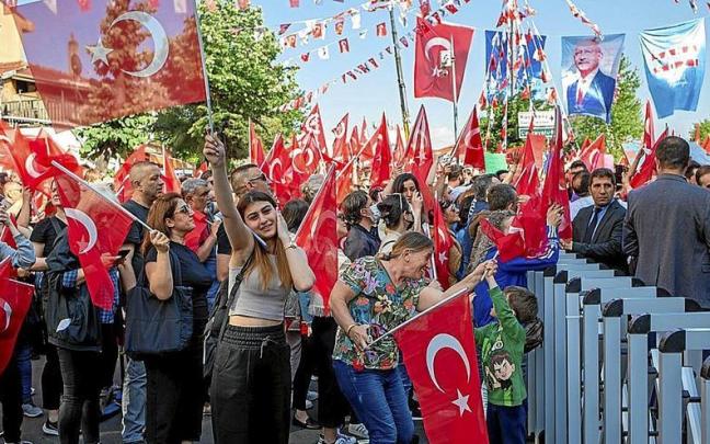 Seguidores del líder opositor turco Kemal Kiliçdaroglu, en un acto de campaña. | FOTO: E.P.
