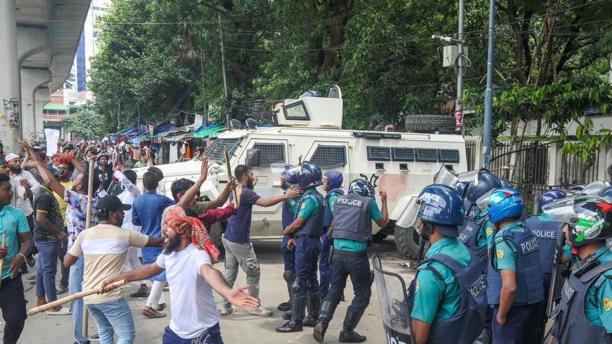 Manifestantes se enfrentan a policías antidisturbios en Daca.