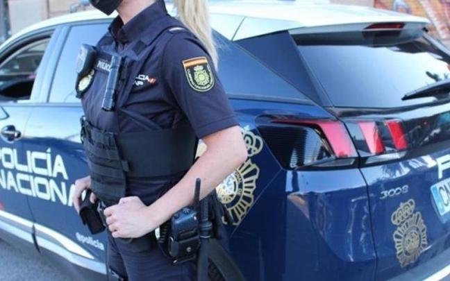 El hombre se encuentra en prisión provisional acusado de cuatro agresiones sexuales y cinco delitos contra la intimidad. El hombre se encuentra en prisión provisional acusado de cuatro agresiones sexuales y cinco delitos contra la intimidad.