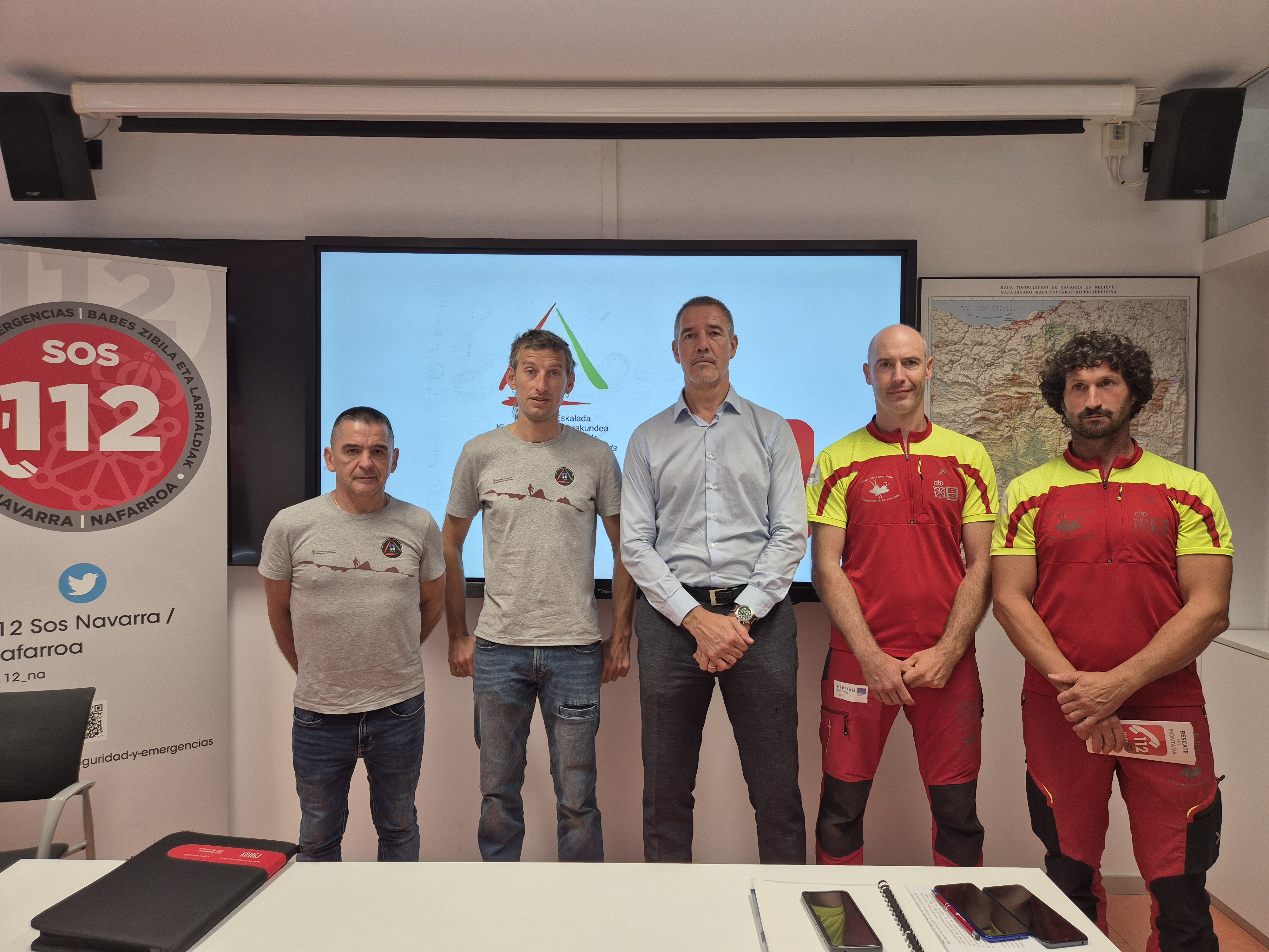 De izquierda de derecha: el presidente de la Federación, Martín Montañés; el director de la Escuela de Montaña, Mikel Valdivielso; el director general Salvador Díez; y dos miembros del GRT, José Zabalza y Sergio Arraya. Foto: Gobierno de Navarra
