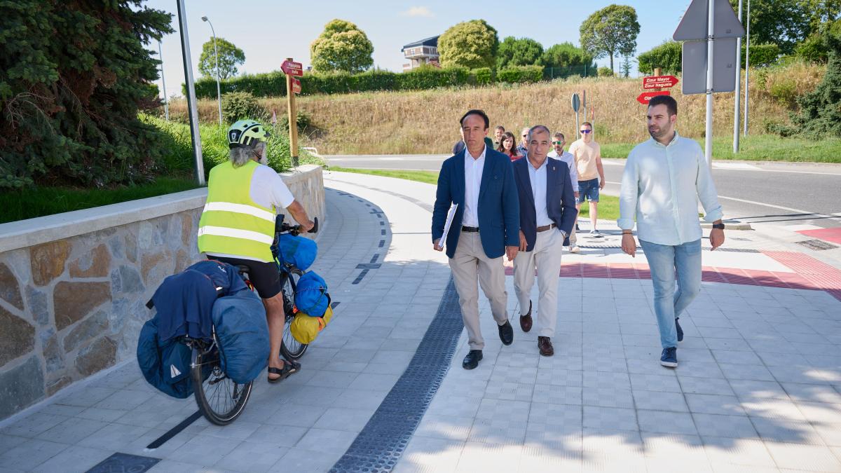 El consejero Chivite y el alcalde Gondán recorren el nuevo carril. Foto: Gobierno de Navarra