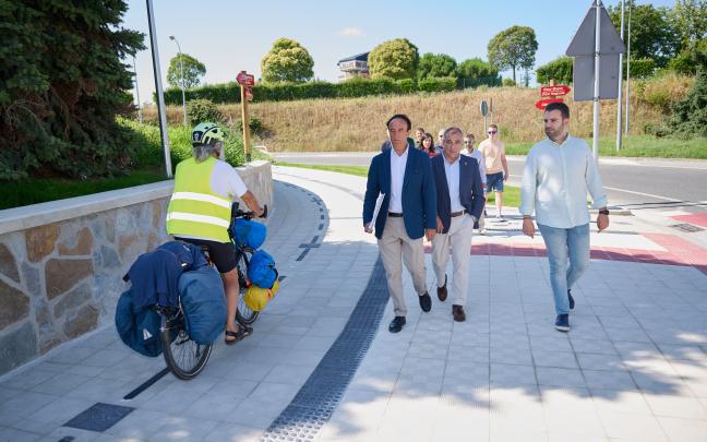 El consejero Chivite y el alcalde Gondán recorren el nuevo carril. Foto: Gobierno de Navarra
