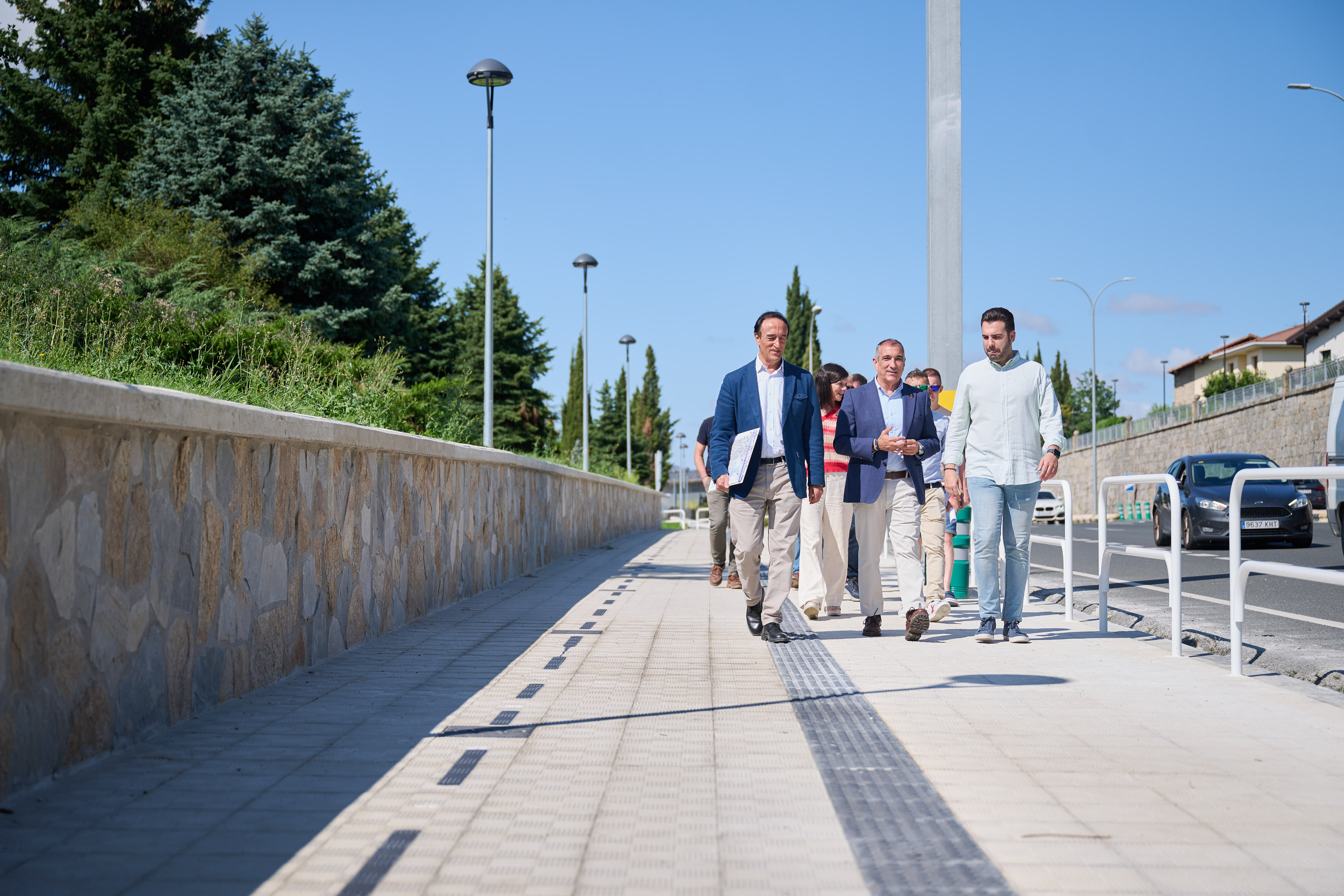 El consejero Chivite y el alcalde Gondán recorren el nuevo carril. Foto: Gobierno de Navarra
