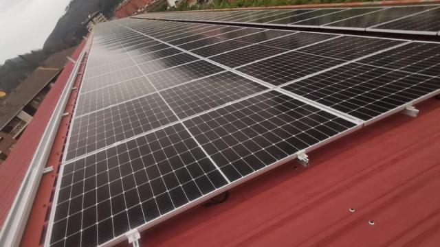 Paneles solares instalados en la cubierta del polideportivo Olaizaga.