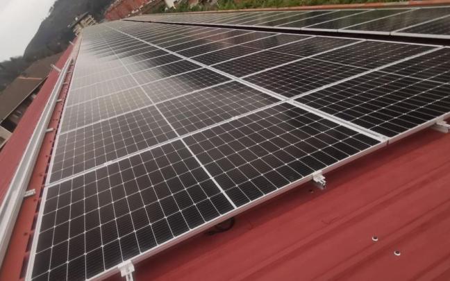 Paneles solares instalados en la cubierta del polideportivo Olaizaga.