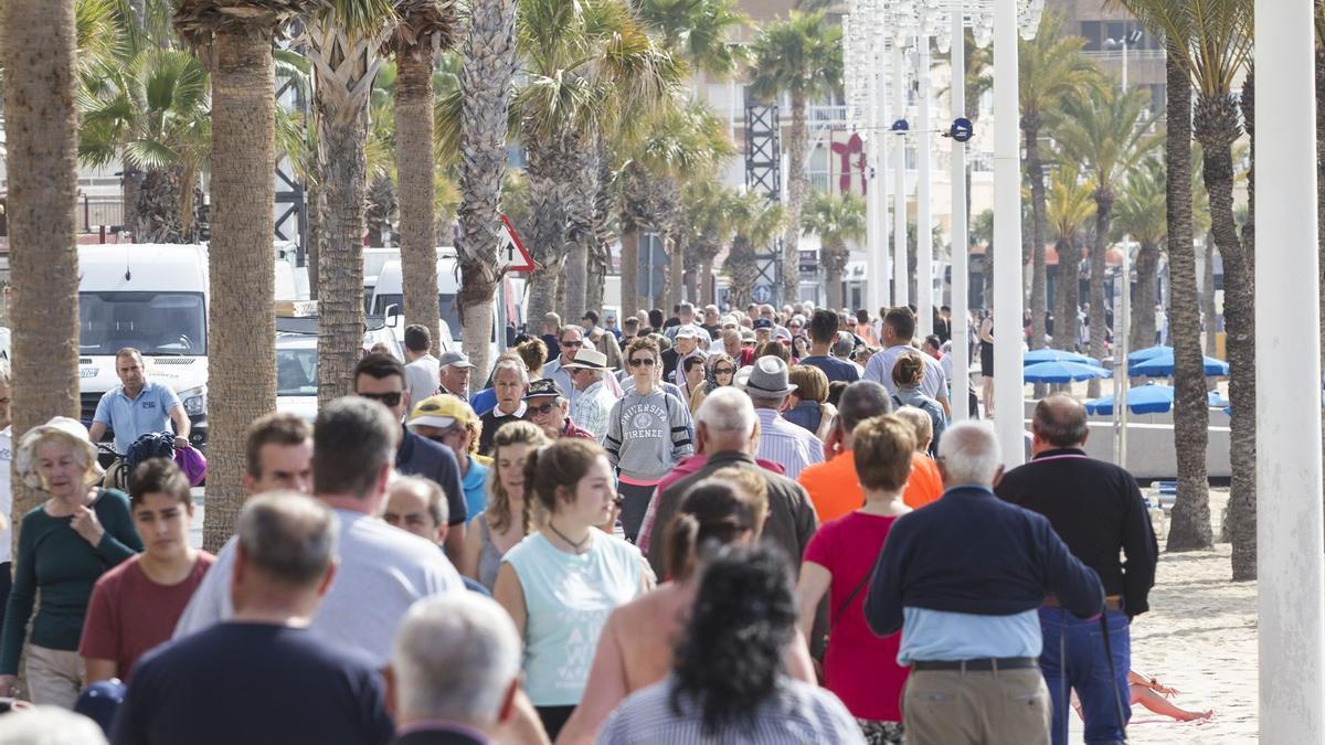 Turistas paseando por Benidorm.