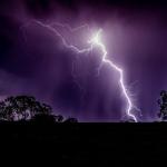 Rayo de tormenta en la oscuridad