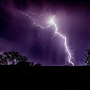 Rayo de tormenta en la oscuridad