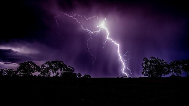 Rayo de tormenta en la oscuridad
