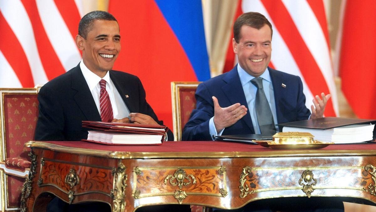 Barack Obama y Dmitri Medvédev suscribieron en 2010 el tratado de desarme nuclear llamado Nuevo START.