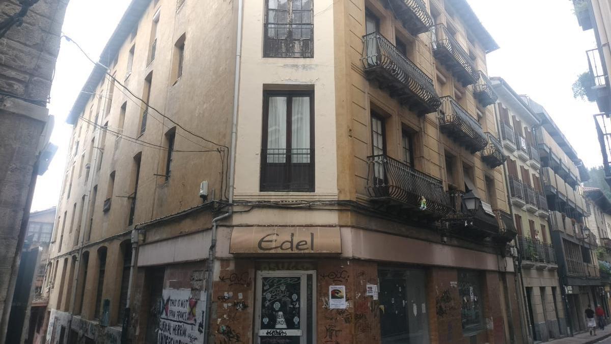 El bloque que atraviesa el cantón entre Bidekurutzeta e Ikerleku estará derribado para el 8 de septiembre.