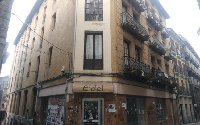 El bloque que atraviesa el cantón entre Bidekurutzeta e Ikerleku estará derribado para el 8 de septiembre. / Anabel Dominguez. El bloque que atraviesa el cantón entre Bidekurutzeta e Ikerleku estará derribado para el 8 de septiembre.