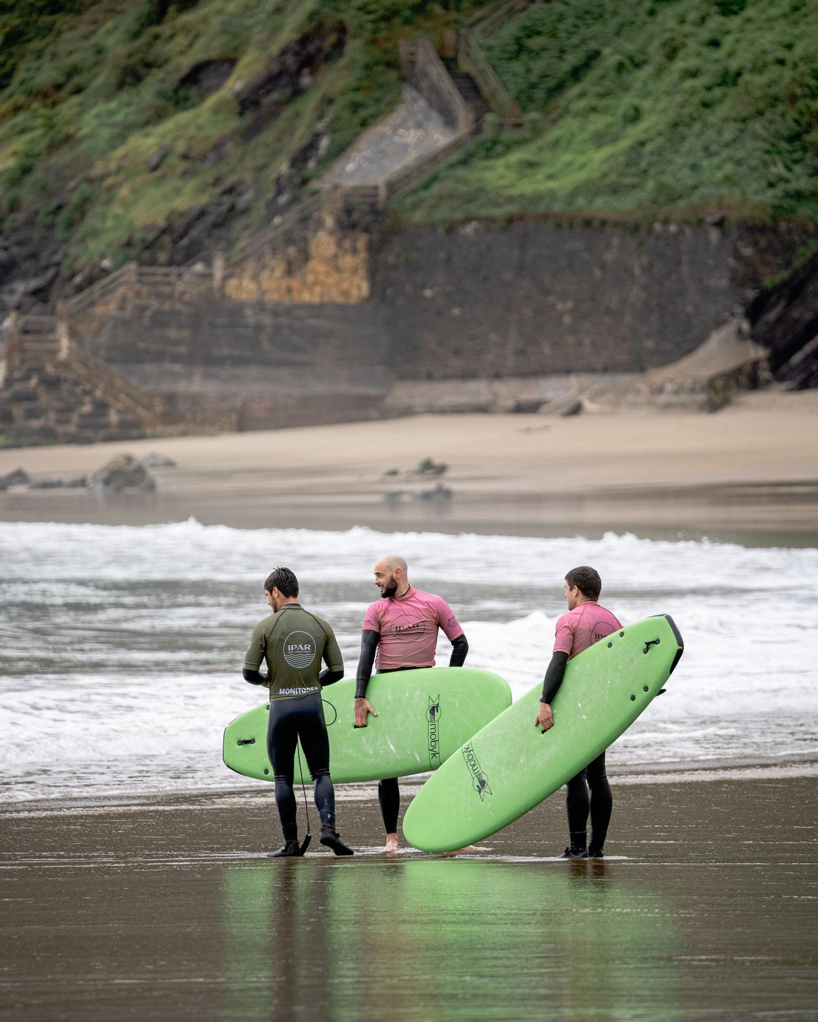 En cuanto a los deportes acuáticos se refiere, ofrecen clases, perfeccionamiento y tecnificación de surf.