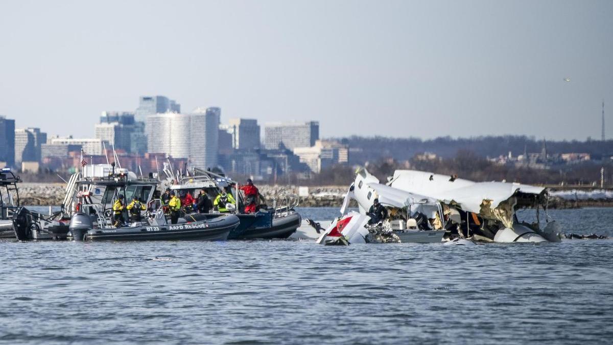 Los equipos de rescate recuperan restos del fuselaje del avión accidentado en Washington.