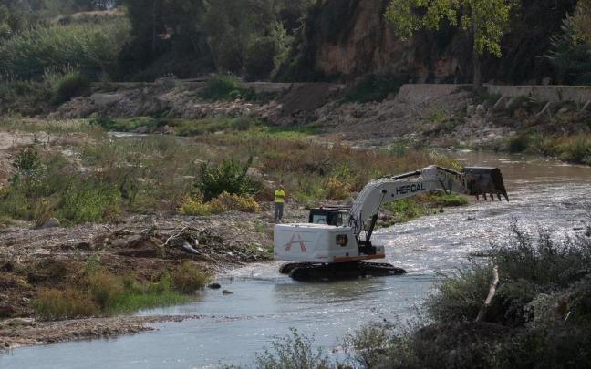 Varios trabajadores en la zona del Turia junto a Manises donde se ha encontrado el cuerpo.