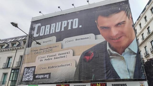 La lona contra Pedro Sánchez desplegada por Hazte Oír frente al Congreso de los Diputados.