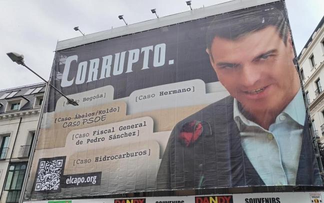 La lona contra Pedro Sánchez desplegada por Hazte Oír frente al Congreso de los Diputados. / EP La lona contra Pedro Sánchez desplegada por Hazte Oír frente al Congreso de los Diputados.